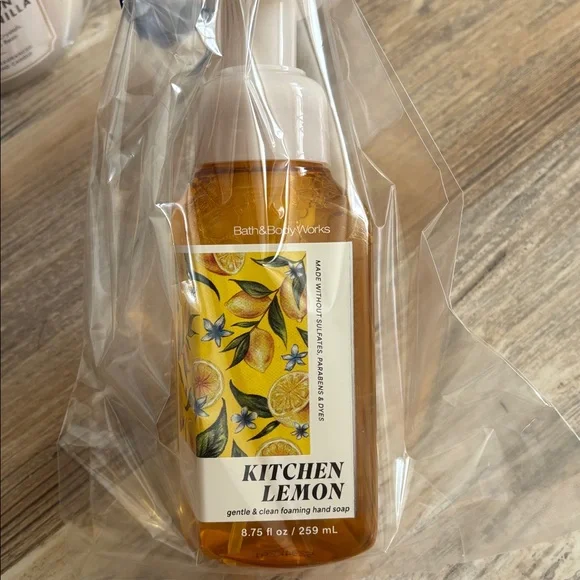 Bath & body works Candle & soap set NWT - Picture 5 of 6